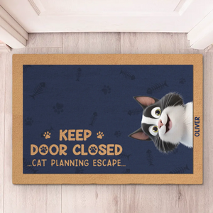 Veuillez fermer la porte, le chat a des projets - Tapis décoratif personnalisé pour la maison - Cadeau de pendaison de crémaillère pour les propriétaires d'animaux et les amoureux des animaux