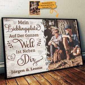 Mein Lieblingsplatz Ist Neben Dir - Bild Hochladen, Geschenk Für Paare, Ehemann Und Ehefrau - Personalized Horizontal Poster German.
