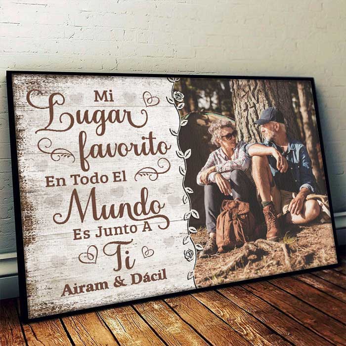 Mi Lugar Favorito Es Junto A Ti - Subir Imagen, Regalo Para Parejas, Marido Y Mujer - Personalized Horizontal Poster Spanish