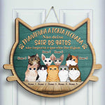 Não Deixe Sair Os Gatos - Não Importa O Que Lhe Digam - Personalized Shaped Door Sign Portuguese