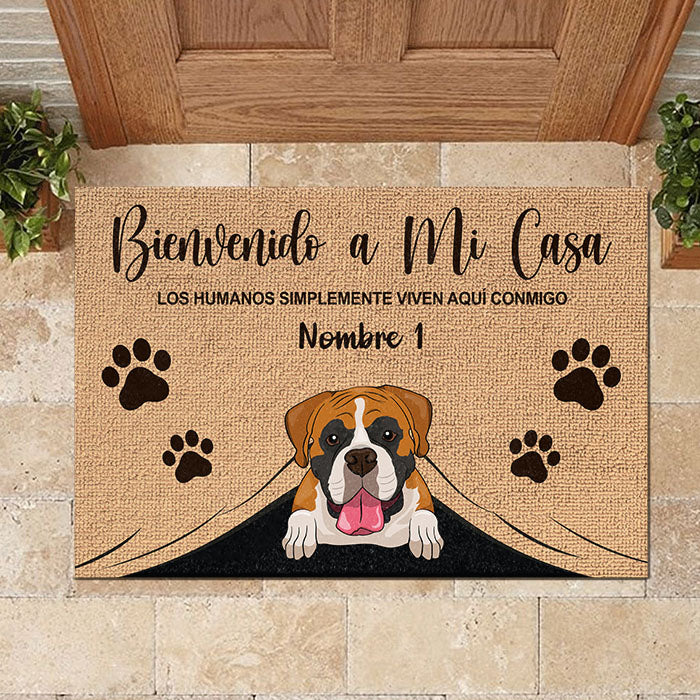 Los humanos simplemente viven aquí con nosotros Spanish - Funny Personalized Pet Decorative Mat