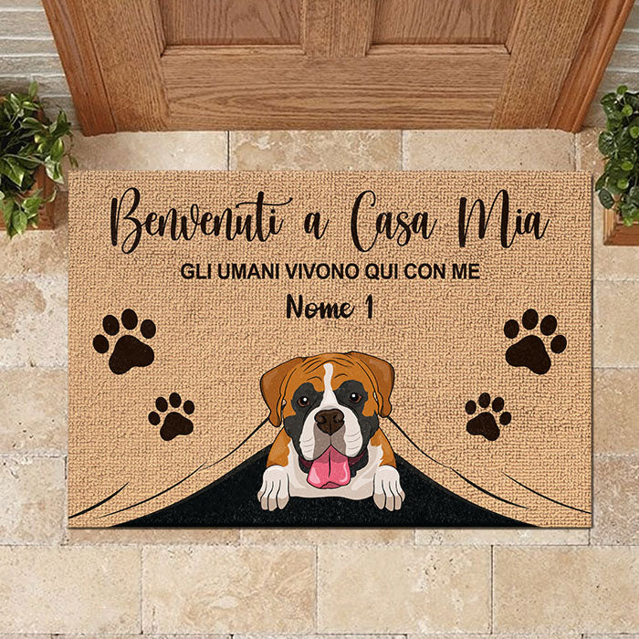 Gli umani vivono qui con me Italian - Funny Personalized Cat Decorative Mat