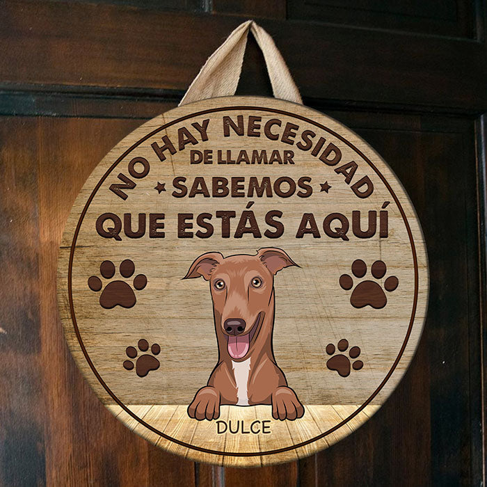 El Perro Sabe Que Estás Aquí - Letrero De Puerta De Perro Personalizado Y Divertido, Funny Personalized Dog Door Sign Spanish