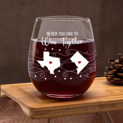 On n'est jamais trop loin pour boire un verre entre amis ! Verre à vin personnalisé pour les meilleures amies, les meilleures amies et les sœurs.