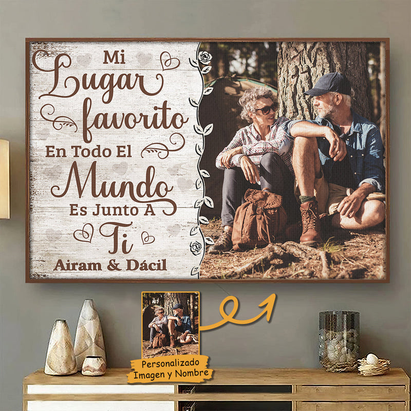 Mi Lugar Favorito Es Junto A Ti - Subir Imagen, Regalo Para Parejas, Marido Y Mujer - Personalized Horizontal Poster Spanish