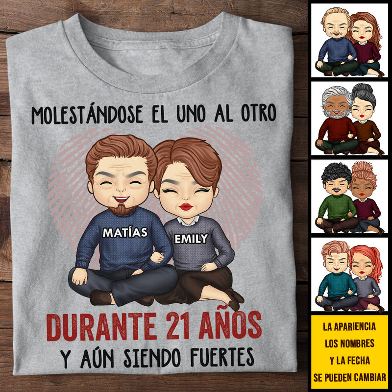 Molestándose El Uno Al Otro Durante Muchos Años Y Aún Siendo Fuertes - Anniversary Gifts, Gift For Couples, Husband Wife - Personalized Unisex T-shirt Spanish