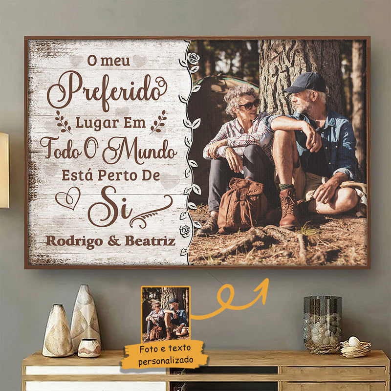 O Meu Lugar Preferido Está Perto De Si - Carregar Imagem, Presente Para Casais, Marido E Sposa - Personalized Horizontal Poster Portuguese