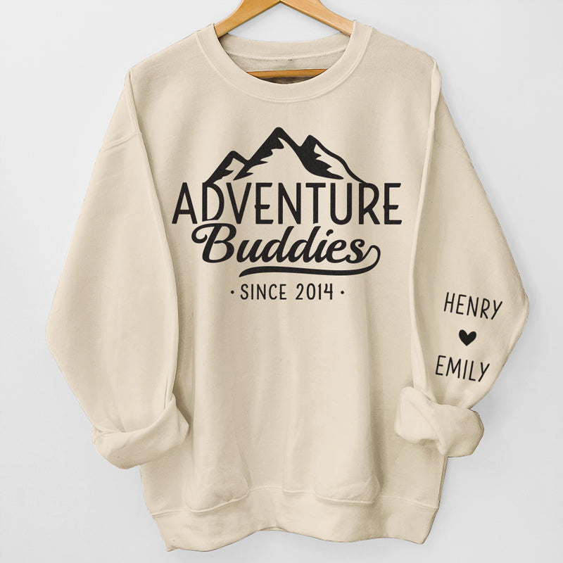 Aventures en couple : sweat-shirt unisexe personnalisé avec motif sur la manche – Cadeau de vacances, pour les amoureux de voyages d'aventure, pour mari et femme, pour un anniversaire