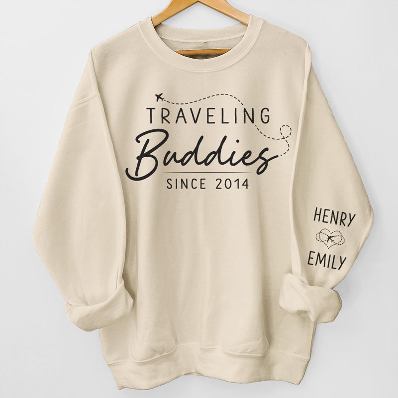 Voyager ensemble - Sweat-shirt unisexe personnalisé avec motif sur la manche - Cadeau de vacances, cadeau pour les amoureux du voyage d'aventure, mari et femme, anniversaire