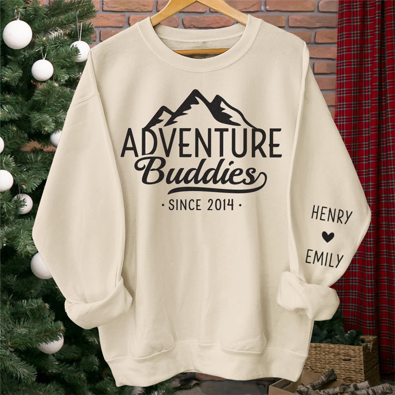 Aventures en couple : sweat-shirt unisexe personnalisé avec motif sur la manche – Cadeau de vacances, pour les amoureux de voyages d'aventure, pour mari et femme, pour un anniversaire