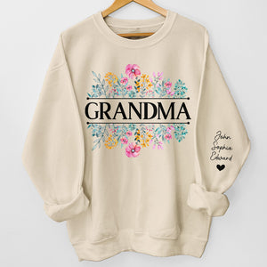 Dans le jardin de grand-mère, l'amour pousse comme des fleurs - Sweat-shirt unisexe personnalisé avec motif sur la manche - Cadeau d'anniversaire pour maman, grand-mère