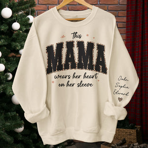 Cette grand-mère porte son cœur sur sa manche - Sweat-shirt unisexe personnalisé avec motif sur la manche - Cadeau pour maman, grand-mère