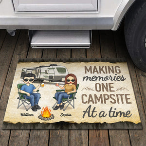 Un camping à la fois - Tapis décoratif personnalisé pour la maison - Cadeau de pendaison de crémaillère pour mari, femme et amoureux du camping