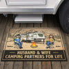 Partenaires de camping pour la vie - Tapis décoratif personnalisé pour la maison - Cadeau de pendaison de crémaillère pour mari, femme et amoureux du camping