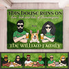 Cette maison est faite d'amour, de léchage et de nombreuses manigances - Cadeau pour couples, mari et femme, Saint-Patrick - Tapis décoratif personnalisé