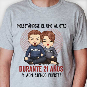 Molestándose El Uno Al Otro Durante Muchos Años Y Aún Siendo Fuertes - Anniversary Gifts, Gift For Couples, Husband Wife - Personalized Unisex T-shirt Spanish.