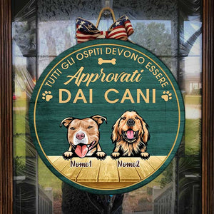 Tutti Gli Ospiti Devono Essere Approvati Dal Cane - Divertente cartello personalizzato per la porta del cane, Funny Personalized Dog Door Sign Italian.