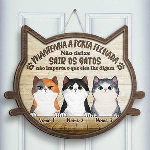Não Deixe Sair Os Gatos - Não Importa O Que Lhe Digam - Personalized Shaped Door Sign Portuguese.