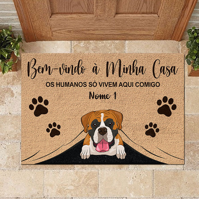 Os humanos só vivem aqui connosco Portuguese - Funny Personalized Pet Decorative Mat.