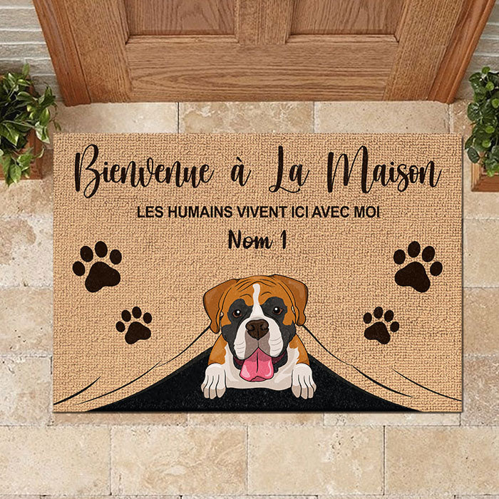 Les humains vivent ici avec nous French - Funny Personalized Pet Decorative Mat.