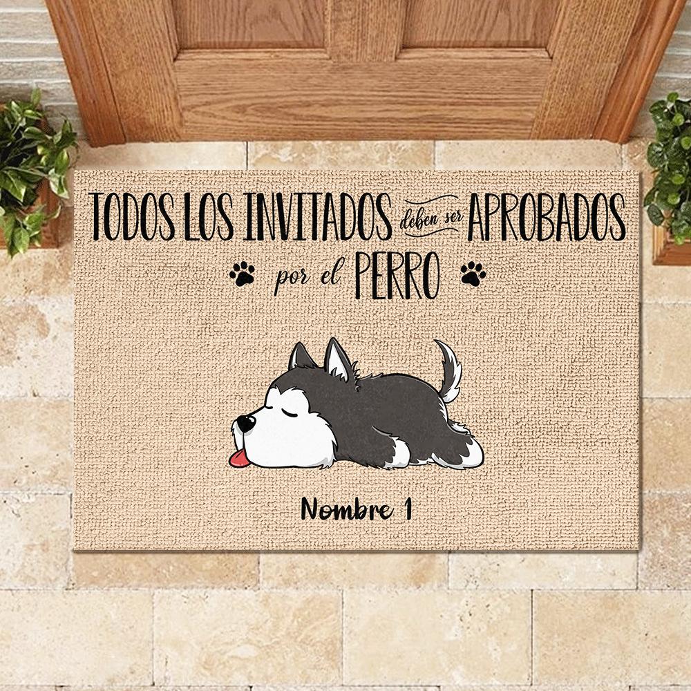 Todos los invitados deben ser aprobados por el perro Spanish - Funny Personalized Dog Decorative Mat.