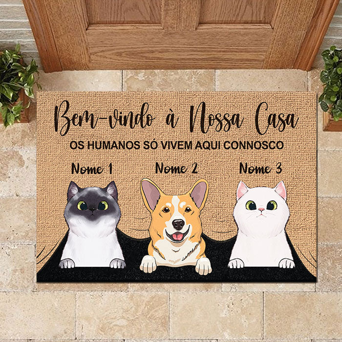 Os humanos só vivem aqui connosco Portuguese - Funny Personalized Pet Decorative Mat.