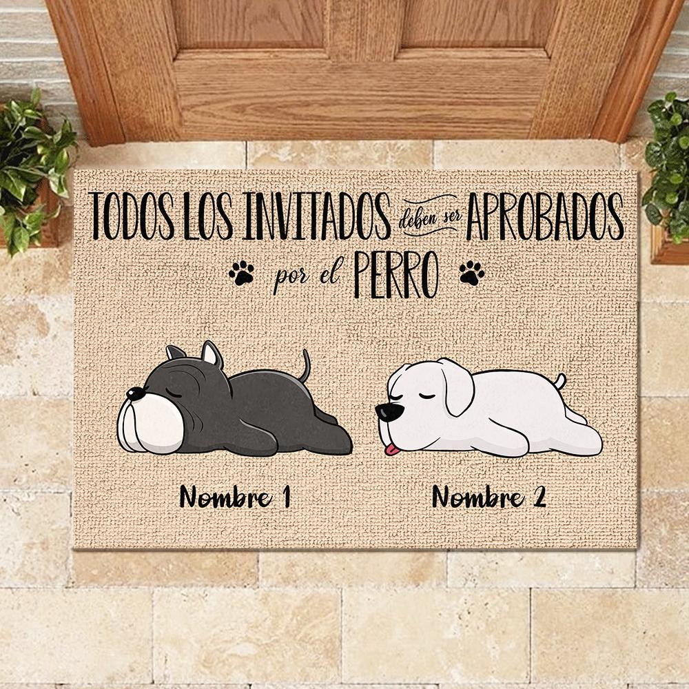 Todos los invitados deben ser aprobados por el perro Spanish - Funny Personalized Dog Decorative Mat.