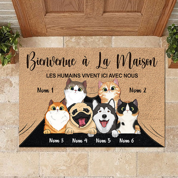Les humains vivent ici avec nous French - Funny Personalized Pet Decorative Mat.