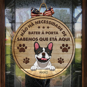 O Cão Sabe Que Estás Aqui - Sinal Da Porta Do Cão Personalizado E Engraçado, Funny Personalized Dog Door Sign Portuguese.