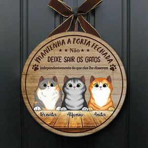 Mantenha A Porta Fechada - Sinal De Porta De Gato Personalizado E Engraçado, Funny Personalized Cat Door Sign Portuguese.