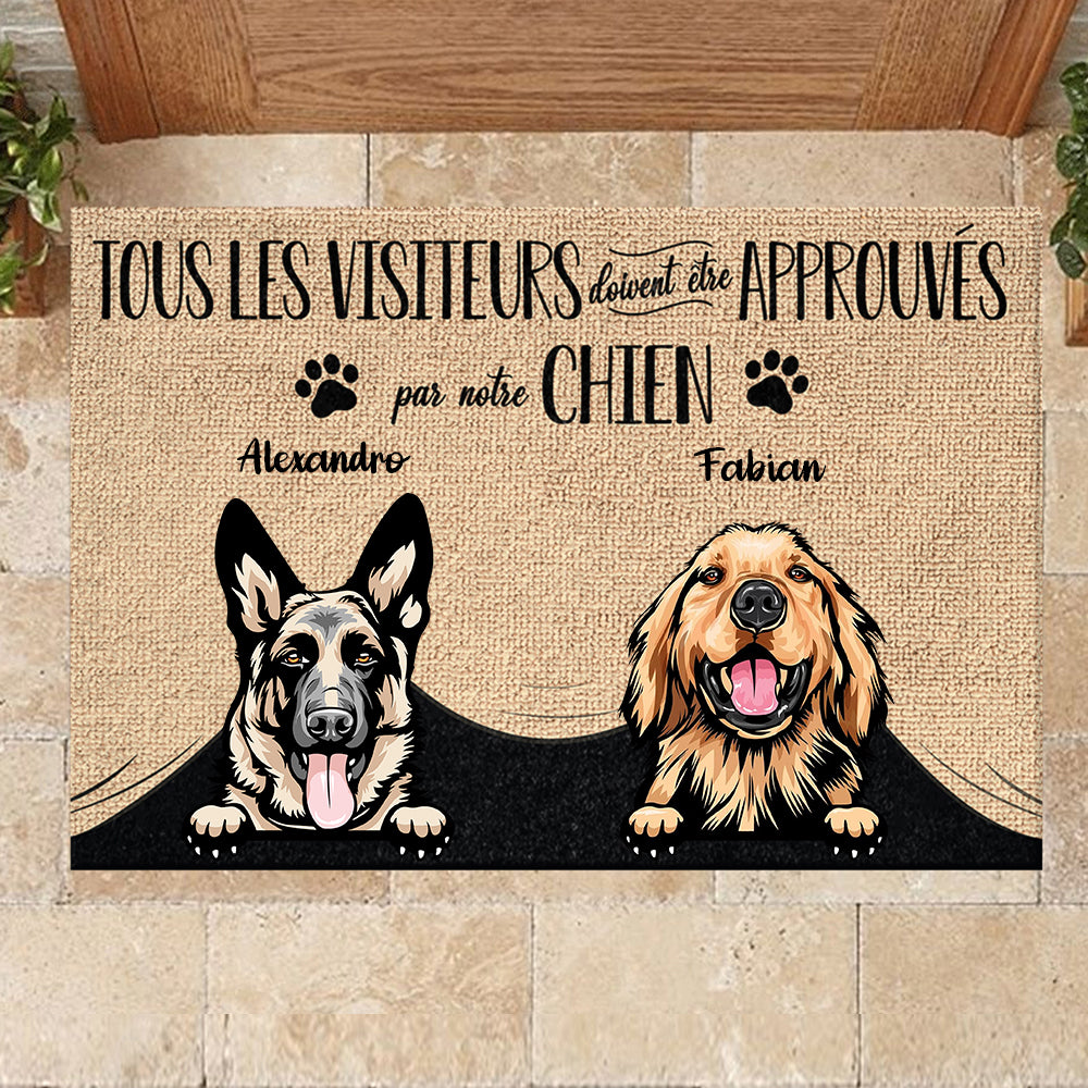 Tous les visiteurs doivent être approuvés par notre chien - Funny Personalized Dog Decorative Mat French.