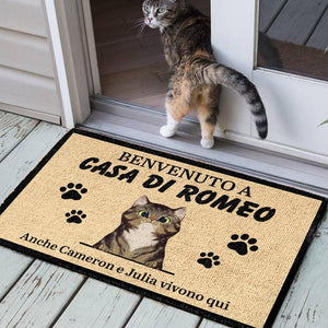 Benvenuto A Casa Di Romeo Italian - Funny Personalized Cat Decorative Mat.