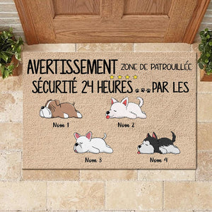 Tous les visiteurs doivent être approuvés par notre chien French - Funny Personalized Dog Decorative Mat.