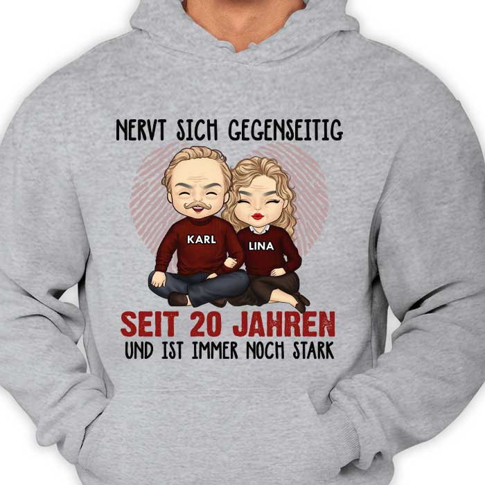 Nervt Sich Seit Vielen Jahren Gegenseitig Und Ist Immer Noch Stark - Anniversary Gifts, Gift For Couples, Husband Wife - Personalized Unisex Hoodie German.