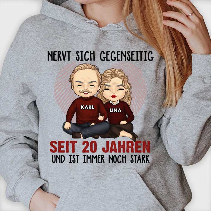 Nervt Sich Seit Vielen Jahren Gegenseitig Und Ist Immer Noch Stark - Anniversary Gifts, Gift For Couples, Husband Wife - Personalized Unisex Hoodie German.