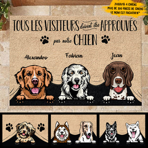 Tous les visiteurs doivent être approuvés par notre chien - Funny Personalized Dog Decorative Mat French.