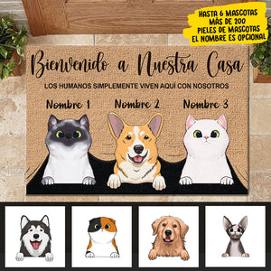 Los humanos simplemente viven aquí con nosotros Spanish - Funny Personalized Pet Decorative Mat.