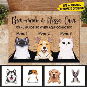 Os humanos só vivem aqui connosco Portuguese - Funny Personalized Pet Decorative Mat.