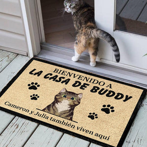 Bienvenida personalizada a la casa del gato Spanish - Funny Personalized Cat Decorative Mat.