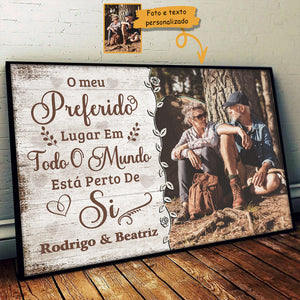 O Meu Lugar Preferido Está Perto De Si - Carregar Imagem, Presente Para Casais, Marido E Sposa - Personalized Horizontal Poster Portuguese.